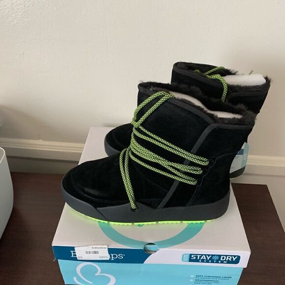 Baretraps dish water resistant  weatherproof,treaded soul, faux shearling bootie - Picture 5 of 12